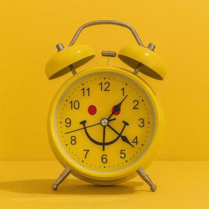 Cute Yellow Smiley Face Alarm Clock for Kids & Adults | Vintage Twin Bell Design | Loud Alarm | Battery Operated Cartoon Table Clock for Bedroom, Study & Home D&eacute;cor | Pack of 1 (Inner Design May Vary)