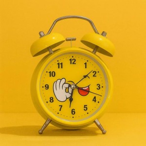 Cute Yellow Smiley Face Alarm Clock for Kids & Adults | Vintage Twin Bell Design | Loud Alarm | Battery Operated Cartoon Table Clock for Bedroom, Study & Home D&eacute;cor | Pack of 1 (Inner Design May Vary)