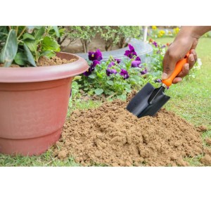 HiTechMart Hand Digging Gardening Trowel – Heavy Duty Garden Shovel with Wooden Handle, Steel Blade for Planting, Weeding, and Soil Digging (Pack of 1)